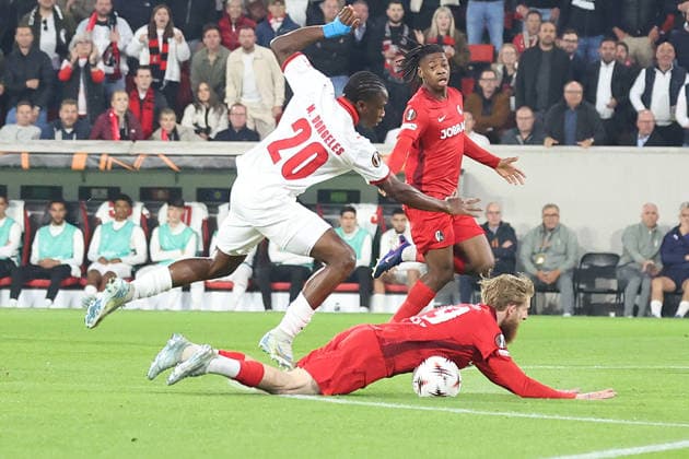 07.05.2026, xrekx, Fussball UEFA Europa League, SC Freiburg - Sporting Braga v.l. Niklas Beste (SC Freiburg) Mario Dorgeles (SC Braga) Foulspiel Rote Karte erhalten, Received a red card (DFL DFB REGULATIONS PROHIBIT ANY USE OF PHOTOGRAPHS as IMAGE SEQUENCES and or QUASI-VIDEO) Freiburg