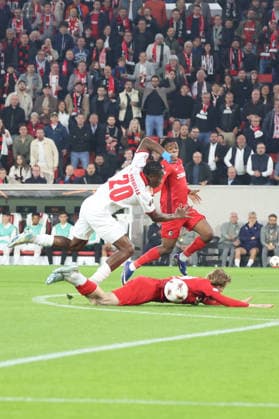 07.05.2026, xrekx, Fussball UEFA Europa League, SC Freiburg - Sporting Braga v.l. Niklas Beste (SC Freiburg) Mario Dorgeles (SC Braga) Foulspiel Rote Karte erhalten, Received a red card (DFL DFB REGULATIONS PROHIBIT ANY USE OF PHOTOGRAPHS as IMAGE SEQUENCES and or QUASI-VIDEO) Freiburg