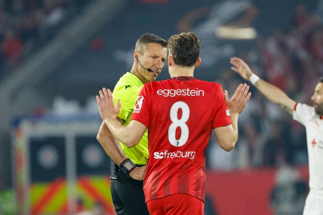 Schiedsrichter Davide Massa (ITA) und Maximilian Eggestein (SC Freiburg, 08) im Dialog , Deutschland, Fussball, UEFA Europa League, Halbfinale, 2025 2026, SC Freiburg vs. Sporting Braga, 07.05.2026, Freiburg im Breisgau Europa-Park Stadion Deutschland Copyright: xGrantxHubbsx