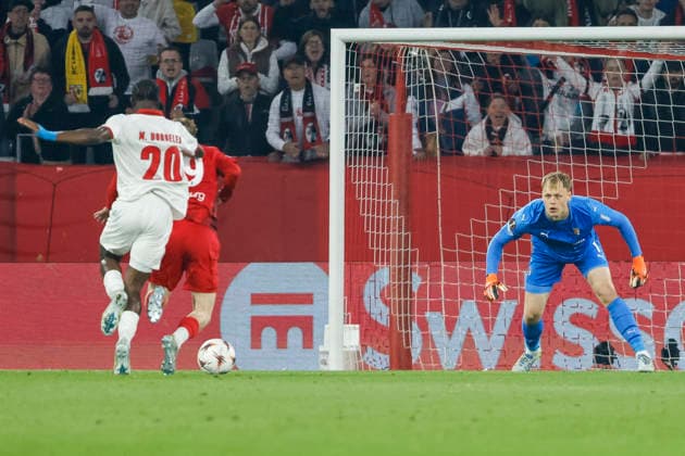 Mario Dorgeles (Sporting Braga, 20) foult Niklas Beste (SC Freiburg, 19), was zur Roten Karte führt , Deutschland, Fussball, UEFA Europa League, Halbfinale, 2025 2026, SC Freiburg vs. Sporting Braga, 07.05.2026, Freiburg im Breisgau Europa-Park Stadion Deutschland Copyright: xGrantxHubbsx