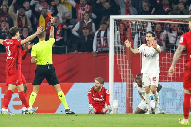 Mario Dorgeles (Sporting Braga, 20) bekommt die rote Karte von Schiedsrichter Davide Massa (ITA) , Deutschland, Fussball, UEFA Europa League, Halbfinale, 2025 2026, SC Freiburg vs. Sporting Braga, 07.05.2026, Freiburg im Breisgau Europa-Park Stadion Deutschland Copyright: xGrantxHubbsx