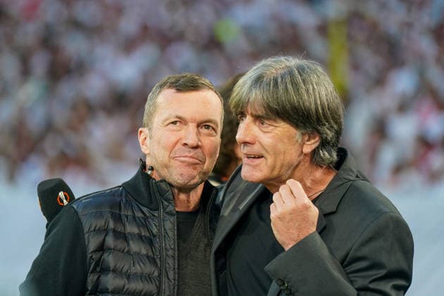 Deutschland: Fussball Europa League 2025 - 2026, Halbfinale - SC Freiburg vs Sporting Braga - Europa Park Stadion (Freiburg): Lothar Matthäus und Joachim Jogi Löw, ehemaliger Bundestrainer der deutschen Fußballnationalmannschaft, TV-Experte, Fußballlegende, Rekordnationalspieler, Portrait, UEFA Europa League, Mikrofon, TV-Übertragung, Medien, Live-Berichterstattung, Stadion, Fußballanalyse, Experte, Sportjournalismus, Broadcast, Interview, Fußballstar, ehemaliger Weltmeister, DFB, RTL, Sportmoderation, Fußballreportage, Seitenlinie, Bundesliga, internationaler Fußball, Sportevent, Medienpräsenz, Fußballikone Copyright: xJOERANxSTEINSIEKx