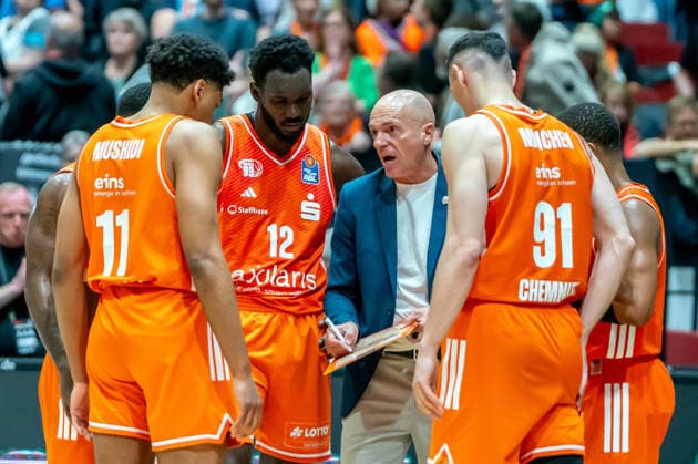 Chemnitz, Deutschland 07. Mai 2026: 1. BBL - 2025 2026 - Sp. 33 - Niners Chemnitz gegen Skyliners Frankfurt Im Bild: Head Coach Rodrigo Pastore (99) 4.v.li. mit der Taktiktafel bei seinen Mannschaftskollegen während waehrend einer Spielunterbrechung Copyright: xFotostandx xNachtigallx