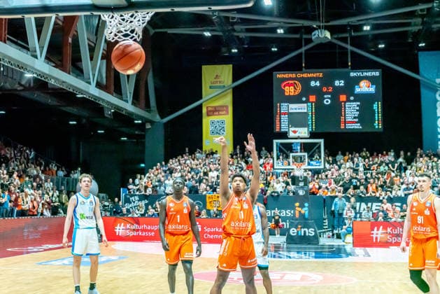 Chemnitz, Deutschland 07. Mai 2026: 1. BBL - 2025 2026 - Sp. 33 - Niners Chemnitz gegen Skyliners Frankfurt Im Bild: Kostja Mushidi (99) 3.v.li. trifft den entscheidenden Strafwurf Copyright: xFotostandx xNachtigallx