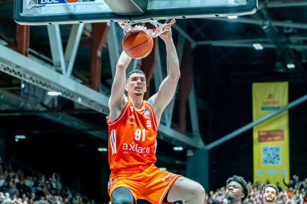 Chemnitz, Deutschland 07. Mai 2026: 1. BBL - 2025 2026 - Sp. 33 - Niners Chemnitz gegen Skyliners Frankfurt Im Bild: Yordan Minchev (99) mit einem Dunking hängt haengt er am Korb Copyright: xFotostandx xNachtigallx