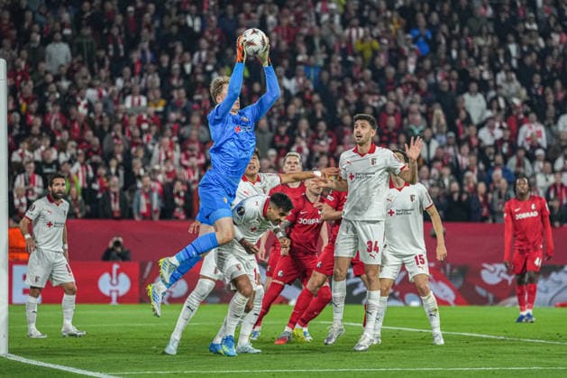 UEFA Europa League: SC Freiburg vs Sporting Braga, 07.04.2026 LukaÅ¡ HorniÄek (Sporting Braga, 1) der den Ball aus der Luft holt UEFA Europa League: SC Freiburg vs Sporting Braga, Europa-Park-Stadion, 07.04.2026 Copyright: xBEAUTIFULxSPORTS Boscox
