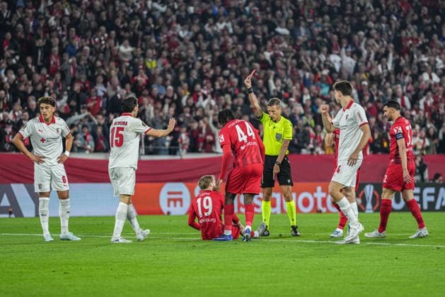 UEFA Europa League: SC Freiburg vs Sporting Braga, 07.04.2026 Davide Massa (Schiedsrichter) der die Rote Karte für Mario Dorgeles (Sporting Braga, 20) zeigt UEFA Europa League: SC Freiburg vs Sporting Braga, Europa-Park-Stadion, 07.04.2026 Copyright: xBEAUTIFULxSPORTS Boscox