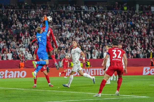 UEFA Europa League: SC Freiburg vs Sporting Braga, 07.04.2026 LukaÅ¡ HorniÄek (Sporting Braga, 1) der den Ball aus der Luft holt vor Johan Manzambi (SC Freiburg, 44) UEFA Europa League: SC Freiburg vs Sporting Braga, Europa-Park-Stadion, 07.04.2026 Copyright: xBEAUTIFULxSPORTS Boscox