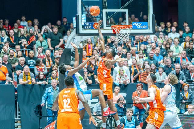 Chemnitz, Deutschland 07. Mai 2026: 1. BBL - 2025 2026 - Sp. 33 - Niners Chemnitz gegen Skyliners Frankfurt Im Bild: Corey Davis (99) 3.v.li. mit einem Rebound Copyright: xFotostandx xNachtigallx