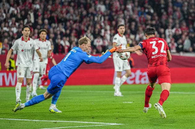 UEFA Europa League: SC Freiburg vs Sporting Braga, 07.04.2026 LukaÅ¡ HorniÄek (Sporting Braga, 1) der vor Vincenzo Grifo (SC Freiburg, 32) an den Ball kommt UEFA Europa League: SC Freiburg vs Sporting Braga, Europa-Park-Stadion, 07.04.2026 Copyright: xBEAUTIFULxSPORTS Boscox