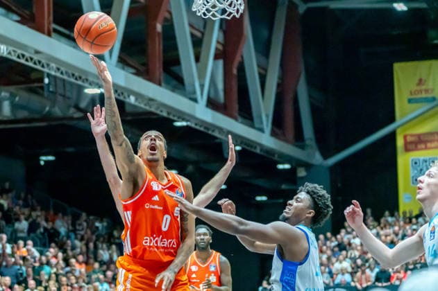 Chemnitz, Deutschland 07. Mai 2026: 1. BBL - 2025 2026 - Sp. 33 - Niners Chemnitz gegen Skyliners Frankfurt Im Bild: Kevin Yebo (99) 1.v.li. mit einem Dunking Copyright: xFotostandx xNachtigallx