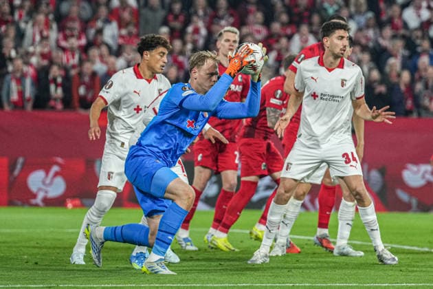 UEFA Europa League: SC Freiburg vs Sporting Braga, 07.04.2026 LukaÅ¡ HorniÄek (Sporting Braga, 1) der den Ball aus der Luft holt UEFA Europa League: SC Freiburg vs Sporting Braga, Europa-Park-Stadion, 07.04.2026 Copyright: xBEAUTIFULxSPORTS Boscox