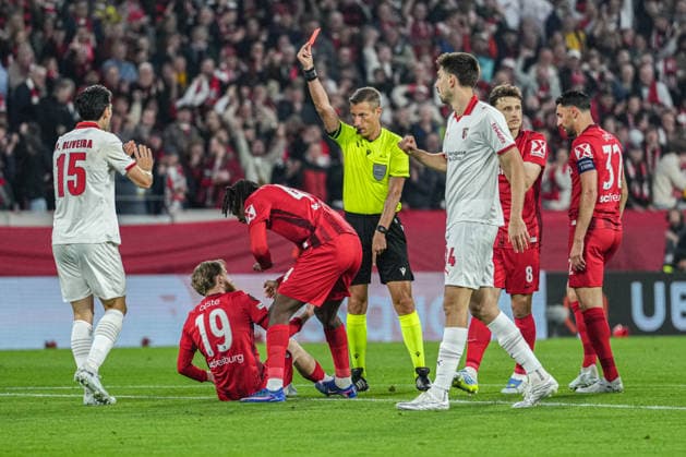 UEFA Europa League: SC Freiburg vs Sporting Braga, 07.04.2026 Davide Massa (Schiedsrichter) der die Rote Karte für Mario Dorgeles (Sporting Braga, 20) zeigt UEFA Europa League: SC Freiburg vs Sporting Braga, Europa-Park-Stadion, 07.04.2026 Copyright: xBEAUTIFULxSPORTS Boscox