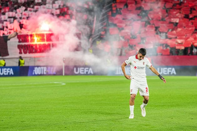 UEFA Europa League: SC Freiburg vs Sporting Braga, 07.04.2026 Victor Gomez (Sporting Braga, 2) und im Hintergrund die Braga Fans die Pyrotechnik zünden UEFA Europa League: SC Freiburg vs Sporting Braga, Europa-Park-Stadion, 07.04.2026 Copyright: xBEAUTIFULxSPORTS Boscox
