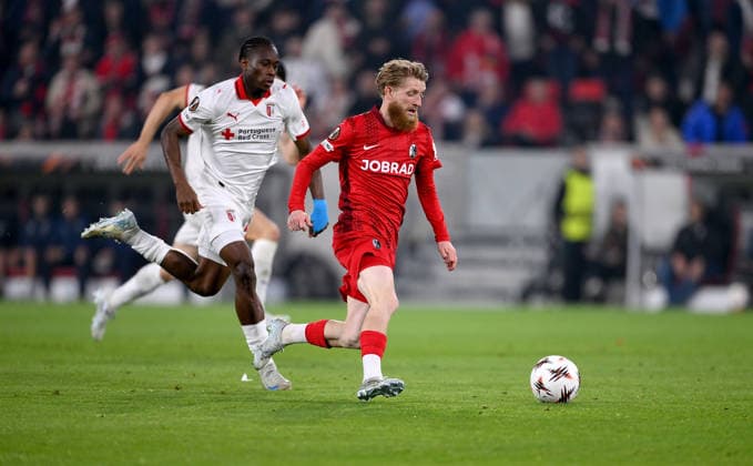 FUSSBALL EUROPA LEAGUE SAISON 2025 2026 Halbfinal Rueckspiel 07.05.2026 SC Freiburg - SC Braga Für das Foul von Mario Dorgeles (li, SC Braga) an Niklas Beste (re, SC Freiburg) bekommt er die Rote Karte