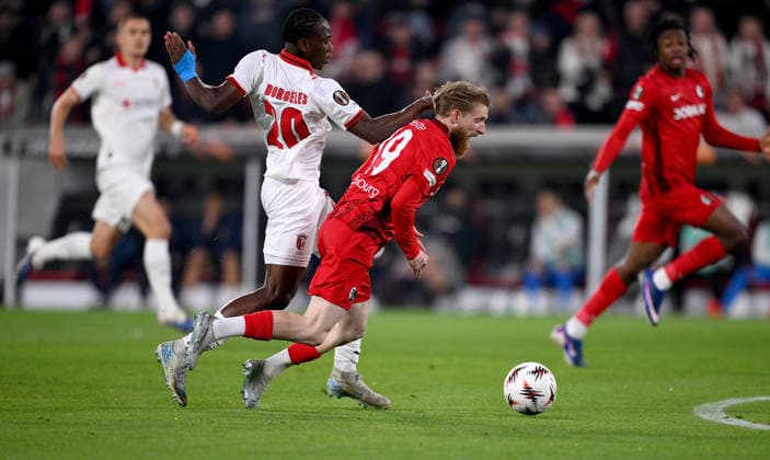 FUSSBALL EUROPA LEAGUE SAISON 2025 2026 Halbfinal Rueckspiel 07.05.2026 SC Freiburg - SC Braga Für das Foul von Mario Dorgeles (li, SC Braga) an Niklas Beste (re, SC Freiburg) bekommt er die Rote Karte