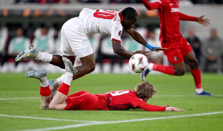 FUSSBALL EUROPA LEAGUE SAISON 2025 2026 Halbfinal Rueckspiel 07.05.2026 SC Freiburg - SC Braga Für das Foul von Mario Dorgeles (li, SC Braga) an Niklas Beste (re, SC Freiburg) bekommt er die Rote Karte