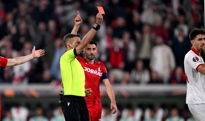 FUSSBALL EUROPA LEAGUE SAISON 2025 2026 Halbfinal Rueckspiel 07.05.2026 SC Freiburg - SC Braga Für das Foul von Mario Dorgeles (li, SC Braga) an Niklas Beste (re, SC Freiburg) bekommt er die Rote Karte von Schiedsrichter Davide Massa (ITA)