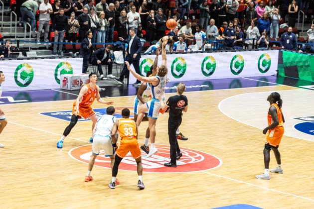 GER, easy-Credit Basketball-Bundesliga, Niners Chemnitz - Frankfurt Skyliners. 07.05.2026, Messe, Chemnitz, GER, easy-Credit Basketball-Bundesliga, Niners Chemnitz - Frankfurt Skyliners. Tipp off, Jacob Holt (Frankfurt Skyliners 10), Kevin Yebo (Niners Chemnitz, 0) Foto Alexander Trienitz Chemnitz Messe Sachsen Deutschland
