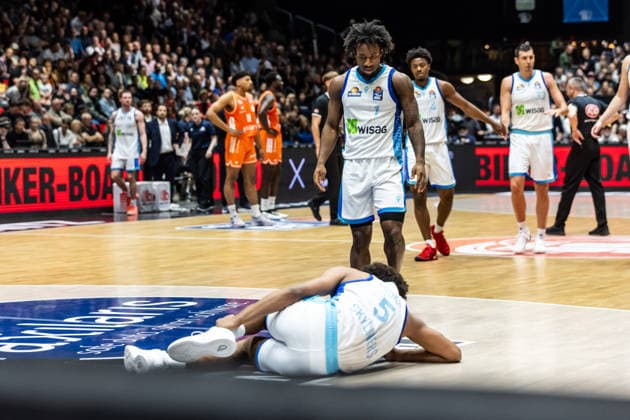 GER, easy-Credit Basketball-Bundesliga, Niners Chemnitz - Frankfurt Skyliners. 07.05.2026, Messe, Chemnitz, GER, easy-Credit Basketball-Bundesliga, Niners Chemnitz - Frankfurt Skyliners. Jamie Edoka (Frankfurt Skyliners 5) am Boden Foto Alexander Trienitz Chemnitz Messe Sachsen Deutschland