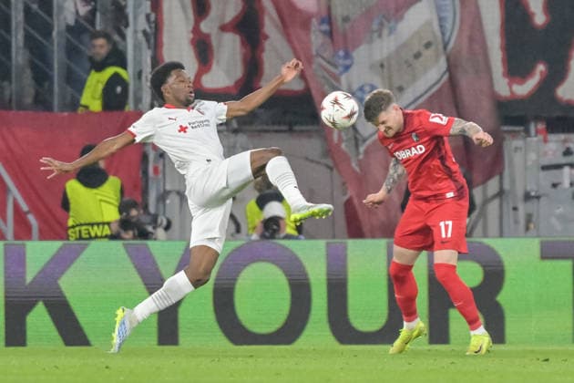 Jean-Baptiste Gorby (Sporting Braga, 29) versucht an den Ball bei Lukas Kuebler (SC Freiburg, 17) zu kommen. GER, SC Freiburg - Sporting Braga, Fussball, Europa League, Halbfinale, Saison 2025 2026, 07.05.2026 GER, SC Freiburg - Sporting Braga, Fussball, Europa League, Halbfinale, Saison 2025 2026, 07.05.2026 Freiburg Copyright: xEibner-Pressefoto ThomasxHessx EP_THS