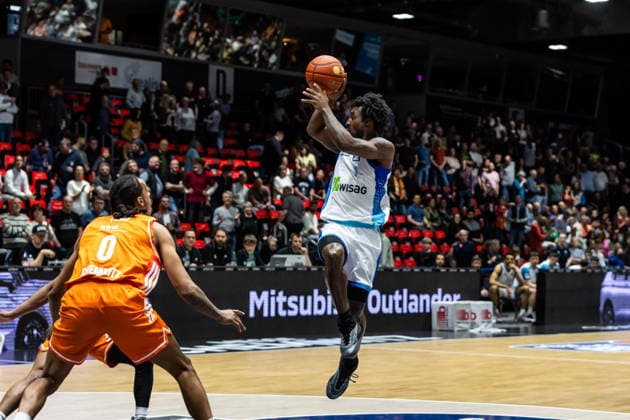 GER, easy-Credit Basketball-Bundesliga, Niners Chemnitz - Frankfurt Skyliners. 07.05.2026, Messe, Chemnitz, GER, easy-Credit Basketball-Bundesliga, Niners Chemnitz - Frankfurt Skyliners. Isaiah Swope (Frankfurt Skyliners 1), Kevin Yebo (Niners Chemnitz, 0) Foto Alexander Trienitz Chemnitz Messe Sachsen Deutschland