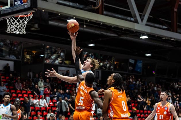 GER, easy-Credit Basketball-Bundesliga, Niners Chemnitz - Frankfurt Skyliners. 07.05.2026, Messe, Chemnitz, GER, easy-Credit Basketball-Bundesliga, Niners Chemnitz - Frankfurt Skyliners. Jacob Holt (Frankfurt Skyliners 10), Corey Davis Jr. (Niners Chemnitz, 5) Foto Alexander Trienitz Chemnitz Messe Sachsen Deutschland