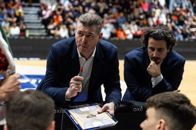 GER, easy-Credit Basketball-Bundesliga, Niners Chemnitz - Frankfurt Skyliners. 07.05.2026, Messe, Chemnitz, GER, easy-Credit Basketball-Bundesliga, Niners Chemnitz - Frankfurt Skyliners. Klaus Perwas (Head-Coach) Frankfurt Skyliners spricht mit seinen Spielern Foto Alexander Trienitz Chemnitz Messe Sachsen Deutschland