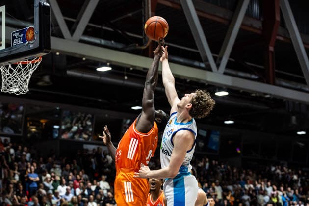GER, easy-Credit Basketball-Bundesliga, Niners Chemnitz - Frankfurt Skyliners. 07.05.2026, Messe, Chemnitz, GER, easy-Credit Basketball-Bundesliga, Niners Chemnitz - Frankfurt Skyliners. Amadou Sow (Niners Chemnitz, 12), Ivan Crnjac (Frankfurt Skyliners 14) Foto Alexander Trienitz Chemnitz Messe Sachsen Deutschland
