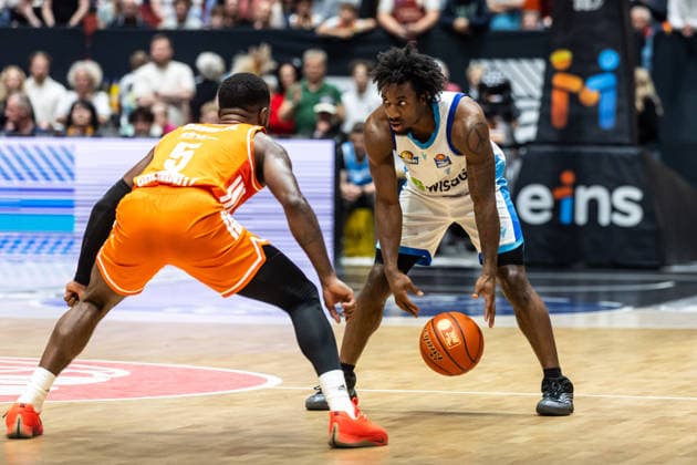 GER, easy-Credit Basketball-Bundesliga, Niners Chemnitz - Frankfurt Skyliners. 07.05.2026, Messe, Chemnitz, GER, easy-Credit Basketball-Bundesliga, Niners Chemnitz - Frankfurt Skyliners. Isaiah Swope (Frankfurt Skyliners 1), Corey Davis Jr. (Niners Chemnitz, 5) Foto Alexander Trienitz Chemnitz Messe Sachsen Deutschland