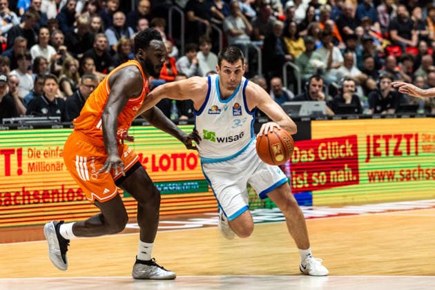 GER, easy-Credit Basketball-Bundesliga, Niners Chemnitz - Frankfurt Skyliners. 07.05.2026, Messe, Chemnitz, GER, easy-Credit Basketball-Bundesliga, Niners Chemnitz - Frankfurt Skyliners. Ryan Hawkins (Frankfurt Skyliners 33), Amadou Sow (Niners Chemnitz, 12) Foto Alexander Trienitz Chemnitz Messe Sachsen Deutschland