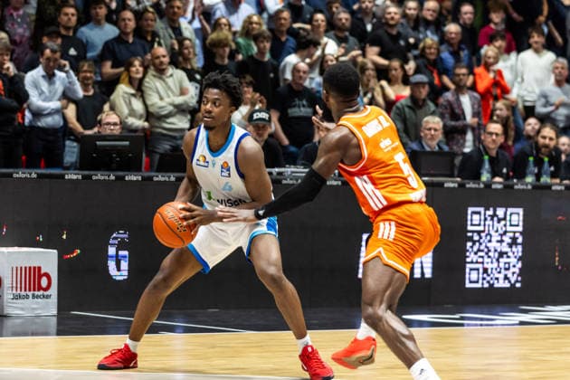 GER, easy-Credit Basketball-Bundesliga, Niners Chemnitz - Frankfurt Skyliners. 07.05.2026, Messe, Chemnitz, GER, easy-Credit Basketball-Bundesliga, Niners Chemnitz - Frankfurt Skyliners. Nahiem Alleyne (Frankfurt Skyliners 4), Corey Davis Jr. (Niners Chemnitz, 5) Foto Alexander Trienitz Chemnitz Messe Sachsen Deutschland
