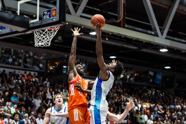 GER, easy-Credit Basketball-Bundesliga, Niners Chemnitz - Frankfurt Skyliners. 07.05.2026, Messe, Chemnitz, GER, easy-Credit Basketball-Bundesliga, Niners Chemnitz - Frankfurt Skyliners. Nahiem Alleyne (Frankfurt Skyliners 4), John Edward Newman III (Niners Chemnitz, 9) Foto Alexander Trienitz Chemnitz Messe Sachsen Deutschland