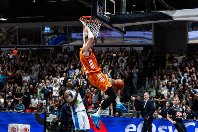 GER, easy-Credit Basketball-Bundesliga, Niners Chemnitz - Frankfurt Skyliners. 07.05.2026, Messe, Chemnitz, GER, easy-Credit Basketball-Bundesliga, Niners Chemnitz - Frankfurt Skyliners. Yordan Minchev (Niners Chemnitz, 91) mit einem Dunk Foto Alexander Trienitz Chemnitz Messe Sachsen Deutschland