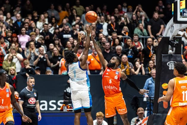 GER, easy-Credit Basketball-Bundesliga, Niners Chemnitz - Frankfurt Skyliners. 07.05.2026, Messe, Chemnitz, GER, easy-Credit Basketball-Bundesliga, Niners Chemnitz - Frankfurt Skyliners. Isaiah Swope (Frankfurt Skyliners 1), Corey Davis Jr. (Niners Chemnitz, 5) Foto Alexander Trienitz Chemnitz Messe Sachsen Deutschland