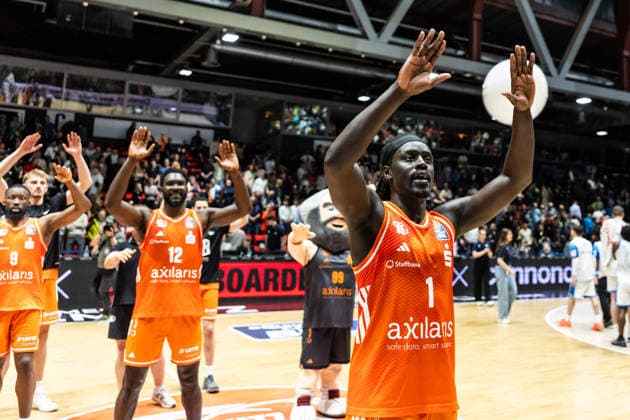 GER, easy-Credit Basketball-Bundesliga, Niners Chemnitz - Frankfurt Skyliners. 07.05.2026, Messe, Chemnitz, GER, easy-Credit Basketball-Bundesliga, Niners Chemnitz - Frankfurt Skyliners. Aher Uguak (Niners Chemnitz, 1) jubelt mit dem Team Foto Alexander Trienitz Chemnitz Messe Sachsen Deutschland