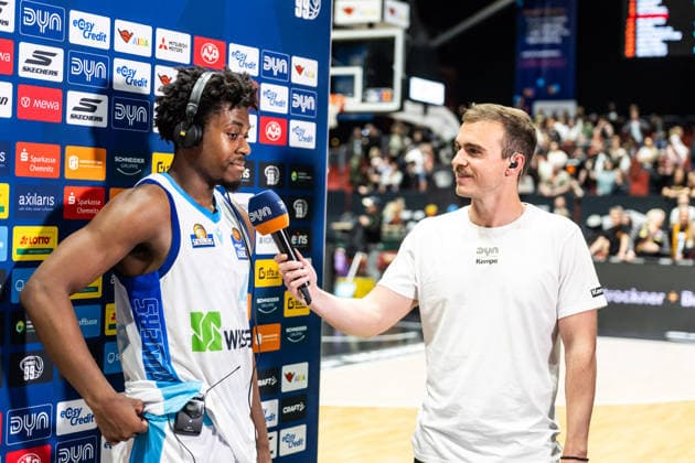 GER, easy-Credit Basketball-Bundesliga, Niners Chemnitz - Frankfurt Skyliners. 07.05.2026, Messe, Chemnitz, GER, easy-Credit Basketball-Bundesliga, Niners Chemnitz - Frankfurt Skyliners. Nahiem Alleyne (Frankfurt Skyliners 4) im Interview bei DYN Foto Alexander Trienitz Chemnitz Messe Sachsen Deutschland