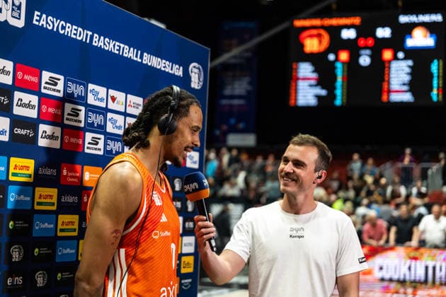 GER, easy-Credit Basketball-Bundesliga, Niners Chemnitz - Frankfurt Skyliners. 07.05.2026, Messe, Chemnitz, GER, easy-Credit Basketball-Bundesliga, Niners Chemnitz - Frankfurt Skyliners. Kevin Yebo (Niners Chemnitz, 0) beim Interview mit DYN Foto Alexander Trienitz Chemnitz Messe Sachsen Deutschland