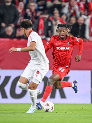 Vitor Carvalho (SC Braga) and Johan Manzambi (SC Freiburg) battle for the ball during the UEFA Europa League 2025 26 Semi-Final Second Leg match between Club Freiburg and SC Braga at Stadion am Wolfswinkel on May 7, 2026 in Freiburg im Breisgau, Germany. (Photo by Harry Langer DeFodi Images) -