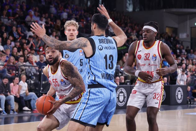 2026.05.07 xfsx GER,Hamburg,1.Basketballl Bundesliga, easyCredit BBL,Veolia Towers Hamburg vs Fitness First Wuerzburg Baskets, in der Inselpark Arena , v.l. David Muenkat (Wuerzburg Baskets ,55) , Zsombor Maronka (Veolia Towers Hamburg ,5) , Martin Breunig (Veolia Towers Hamburg ,13) , Charles Thompson (Wuerzburg Baskets ,32) Copyright: HMBxMedia FernandoxSoares