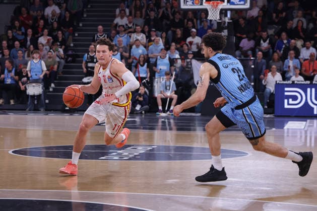 2026.05.07 xfsx GER,Hamburg,1.Basketballl Bundesliga, easyCredit BBL,Veolia Towers Hamburg vs Fitness First Wuerzburg Baskets, in der Inselpark Arena , v.l. Brae Ivey (Wuerzburg Baskets ,11) , Devon Daniels (Veolia Towers Hamburg ,21) Copyright: HMBxMedia FernandoxSoares