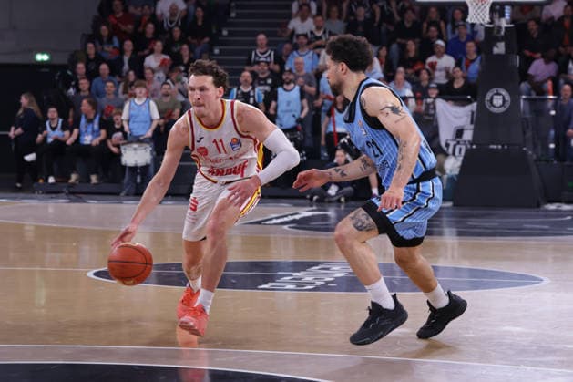 2026.05.07 xfsx GER,Hamburg,1.Basketballl Bundesliga, easyCredit BBL,Veolia Towers Hamburg vs Fitness First Wuerzburg Baskets, in der Inselpark Arena , v.l. Brae Ivey (Wuerzburg Baskets ,11) , Devon Daniels (Veolia Towers Hamburg ,21) Copyright: HMBxMedia FernandoxSoares