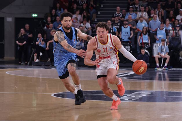 2026.05.07 xfsx GER,Hamburg,1.Basketballl Bundesliga, easyCredit BBL,Veolia Towers Hamburg vs Fitness First Wuerzburg Baskets, in der Inselpark Arena , v.l. Devon Daniels (Veolia Towers Hamburg ,21) , Brae Ivey (Wuerzburg Baskets ,11) Copyright: HMBxMedia FernandoxSoares