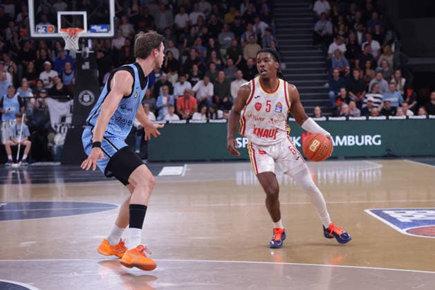 2026.05.07 xfsx GER,Hamburg,1.Basketballl Bundesliga, easyCredit BBL,Veolia Towers Hamburg vs Fitness First Wuerzburg Baskets, in der Inselpark Arena , v.l. Jan Niklas Wimberg (Veolia Towers Hamburg ,17) , Marcus Carr (Wuerzburg Baskets ,5) Copyright: HMBxMedia FernandoxSoares