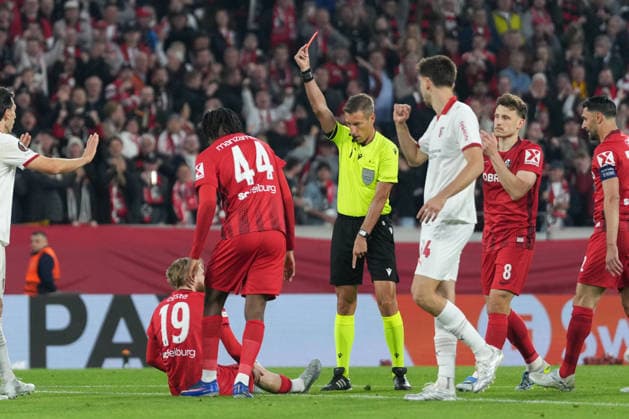 Mario Dorgeles Mario Dorgeles (SC Braga, 20) bekommt die Rote Karte von Davide Massa (Schiedsrichter) , Deutschland, Fussball, UEFA Europa League, Halbfinale, Rückspiel, 2025 2026, SC Freiburg vs. SC Braga, 07.05.2026, Europa-Park Stadion, Freiburg Freiburg Europa-Park Stadion Baden-Württemberg Deutschland Copyright: xArnexAmbergx