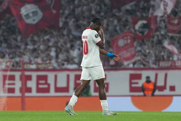 Mario Dorgeles Mario Dorgeles (SC Braga, 20) bekommt die Rote Karte von Davide Massa (Schiedsrichter) , Deutschland, Fussball, UEFA Europa League, Halbfinale, Rückspiel, 2025 2026, SC Freiburg vs. SC Braga, 07.05.2026, Europa-Park Stadion, Freiburg Freiburg Europa-Park Stadion Baden-Württemberg Deutschland Copyright: xArnexAmbergx
