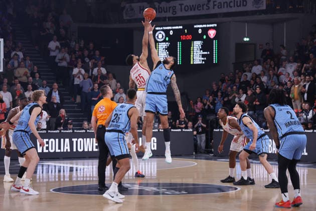 2026.05.07 xfsx GER,Hamburg,1.Basketballl Bundesliga, easyCredit BBL,Veolia Towers Hamburg vs Fitness First Wuerzburg Baskets, in der Inselpark Arena , v.l. David Muenkat (Wuerzburg Baskets ,55) , Martin Breunig (Veolia Towers Hamburg ,13) Copyright: HMBxMedia FernandoxSoares