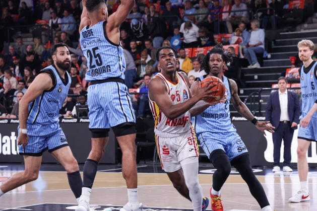 2026.05.07 xfsx GER,Hamburg,1.Basketballl Bundesliga, easyCredit BBL,Veolia Towers Hamburg vs Fitness First Wuerzburg Baskets, in der Inselpark Arena , v.l. Kenneth Ogbe (Veolia Towers Hamburg ,25) , Marcus Carr (Wuerzburg Baskets ,5) Copyright: HMBxMedia FernandoxSoares