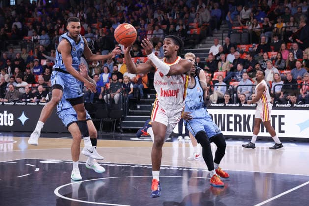 2026.05.07 xfsx GER,Hamburg,1.Basketballl Bundesliga, easyCredit BBL,Veolia Towers Hamburg vs Fitness First Wuerzburg Baskets, in der Inselpark Arena , v.l. Kenneth Ogbe (Veolia Towers Hamburg ,25) , Marcus Carr (Wuerzburg Baskets ,5), Leonard Thorpe Jr. (Veolia Towers Hamburg ,2) , Copyright: HMBxMedia FernandoxSoares