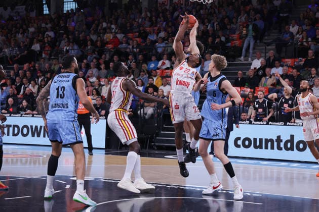 2026.05.07 xfsx GER,Hamburg,1.Basketballl Bundesliga, easyCredit BBL,Veolia Towers Hamburg vs Fitness First Wuerzburg Baskets, in der Inselpark Arena , v.l. Martin Breunig (Veolia Towers Hamburg ,13) , Eddy Edigin (Wuerzburg Baskets ,27) ,Johnathan Stone (Wuerzburg Baskets ,22) , Zsombor Maronka (Veolia Towers Hamburg ,5) Copyright: HMBxMedia FernandoxSoares